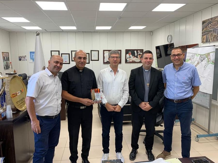 رئيس بلدية الرملة يكرم القس المتقاعد صموئيل فانوس 